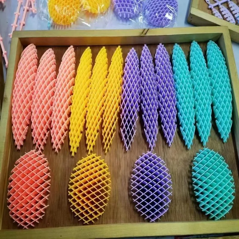 Party Games Entertainer - 3D Deformable Plastic Stretch Mesh Techy